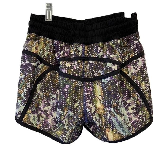 ⭐️HP⭐️Sz4 Lululemon Tracker Short III  floral sport white multi/ black  EUC - Picture 4 of 9